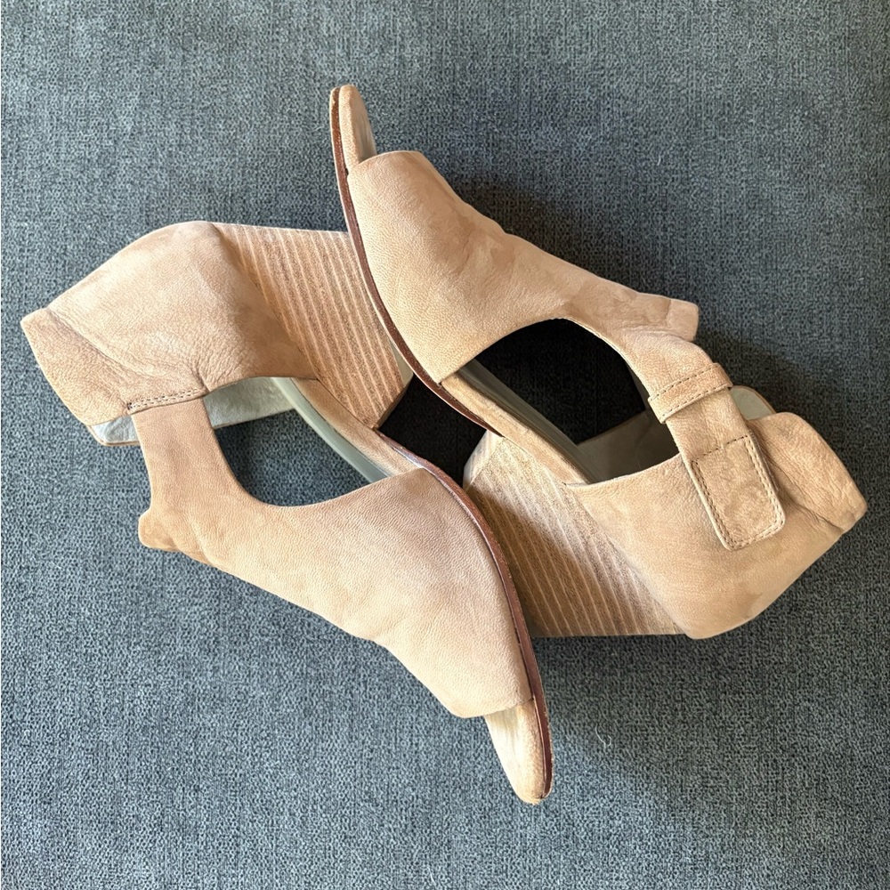 Eileen Fisher Tan suede open toe shoe size 8 1/2
